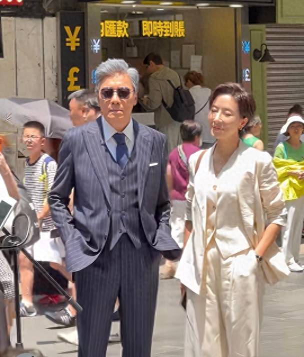 TVB视帝视后拍新剧，34度高温穿西装拍街头追逐，网友大赞够专业封面图