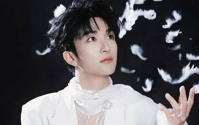 【2026.8.10】《秦谜》微短剧？艺人失恋？黄子弘凡星二代？比Z薇资产多的艺人？《不醒》陈都灵？刘宇宁和王玉雯CP感？封面图