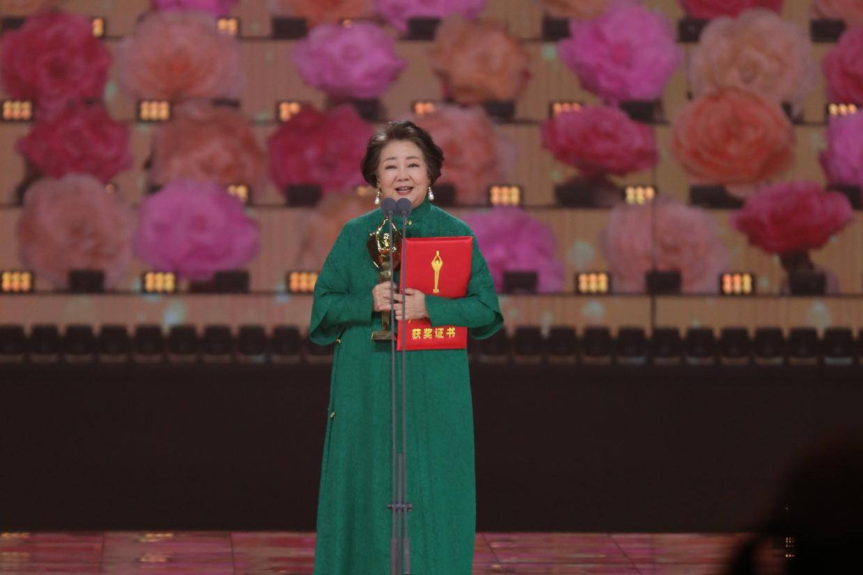 百花奖最佳女配角萨日娜：在电影里我是小学生，跟着沈腾马丽学习封面图