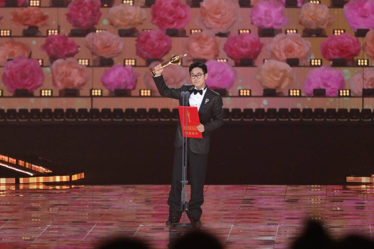 百花奖最佳导演大鹏：我站在领奖台上，相信会鼓励很多努力的人封面图