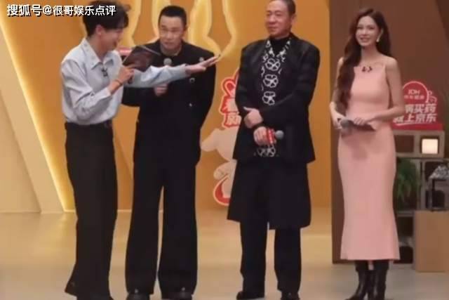 沈梦辰粉裙配黑靴引热议，尽管穿搭遭网友调侃，但直播救场却尽显专业实力封面图