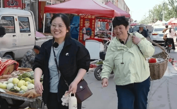 房主任女儿回应节目争议：恳求大家别给我妈太大压力封面图