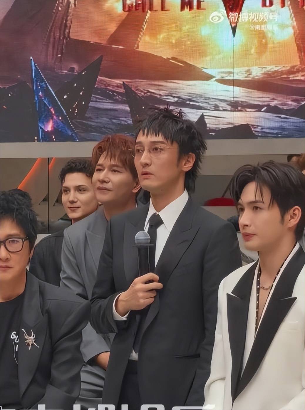 王传君初舞台表演完问王鹤棣观感，王鹤棣：好像一般般的样子封面图