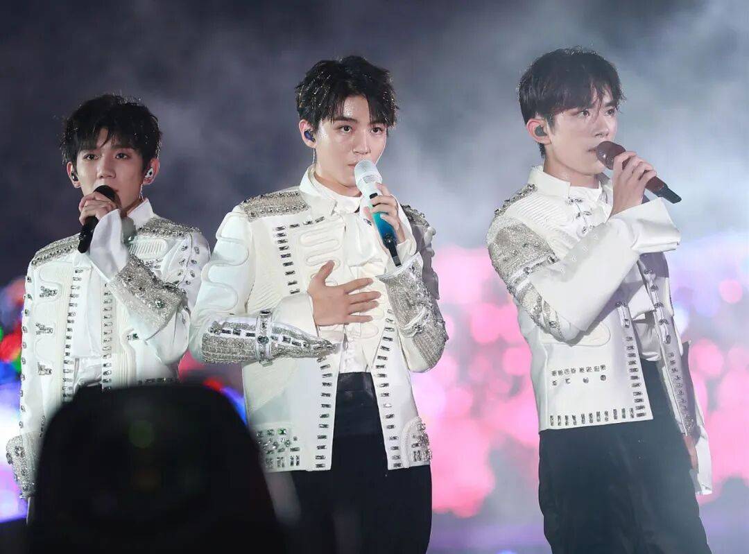 【2026.8.15】虞书欣后不后悔？杨祐宁和他老婆？今年TFBOYS合体告别演唱会？《凡人修仙传》第二季？《花开锦绣》有机会翻盘？封面图