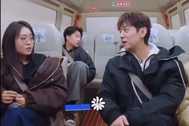 何炅自曝因年龄大被密室拒绝，幽默调侃：“实在不行我当场做18个蹲起！”封面图