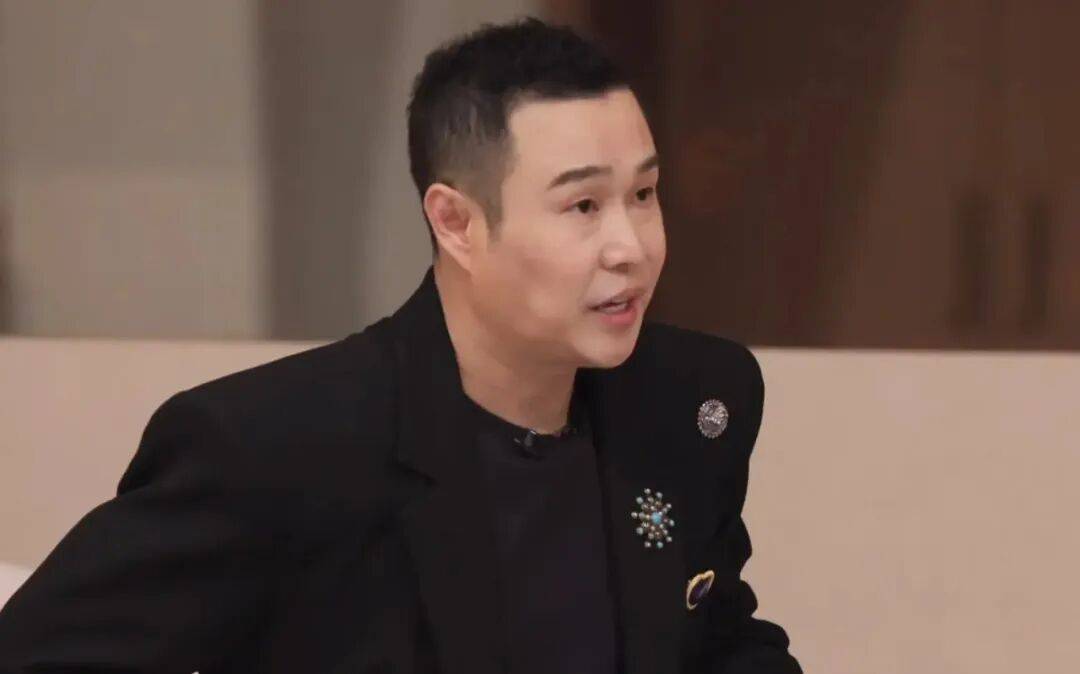 【2026.8.18】王一博近两年干啥去了？内地艺人弄香港身份目的？《披哥》热度下一季？胡杏儿和老公？郭德纲为什么表演的时候扮丑？封面图