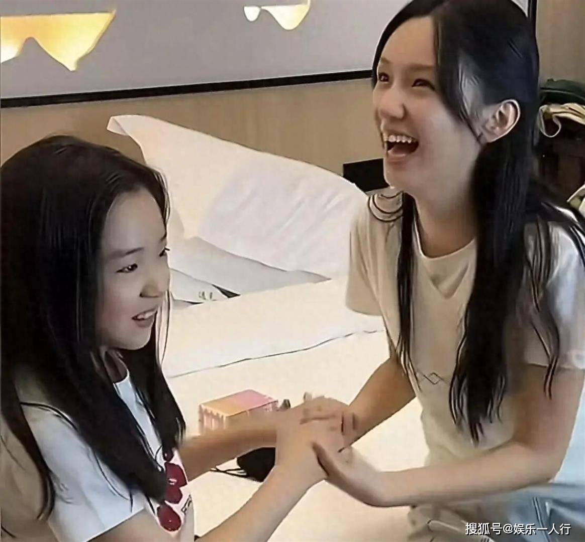 小酒窝访问新剧！周也见到董璇女儿稀罕的要紧，紧紧拥抱不愿放手！封面图