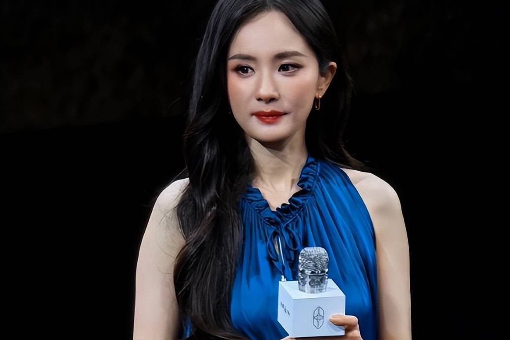 沈腾又忘记扶杨幂了!女方主动挽住他的手臂共同离开封面图