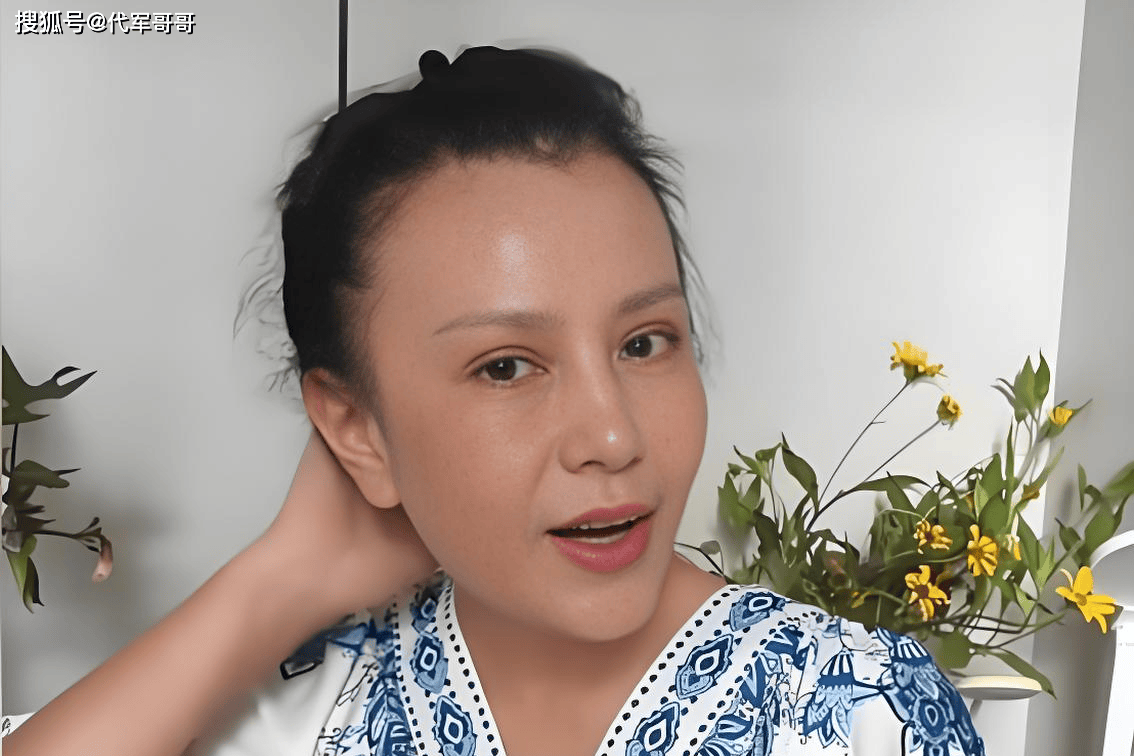 52岁朱晏近况曝光！为前夫负债600万，如今倾家荡产拍短剧还债封面图