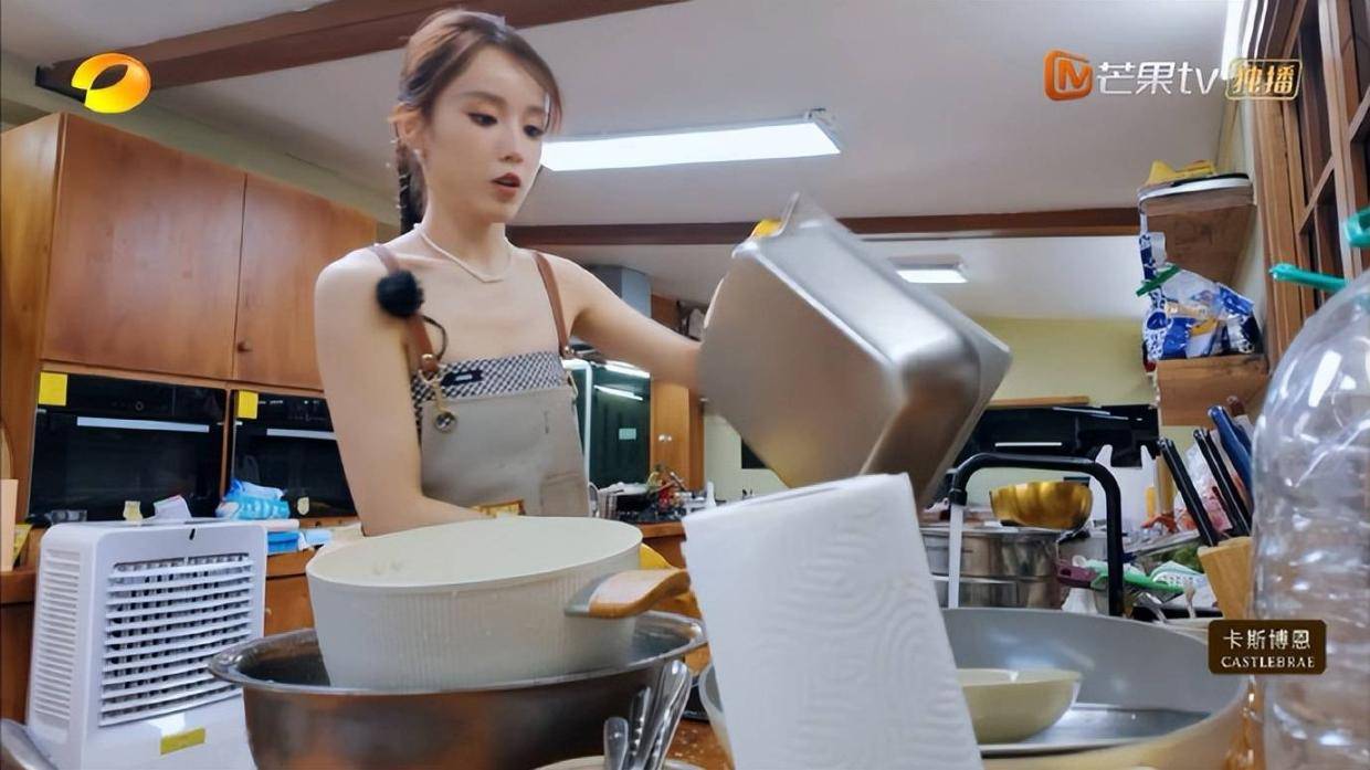 张雅琪洗碗收拾厨房一小时,节目组单独叠加动态时钟后期特效引热议封面图