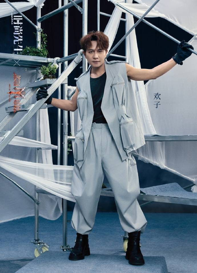 入行二十九年的老牌歌手“摆烂式”演出引热议,“欢子摆烂”登上热搜封面图