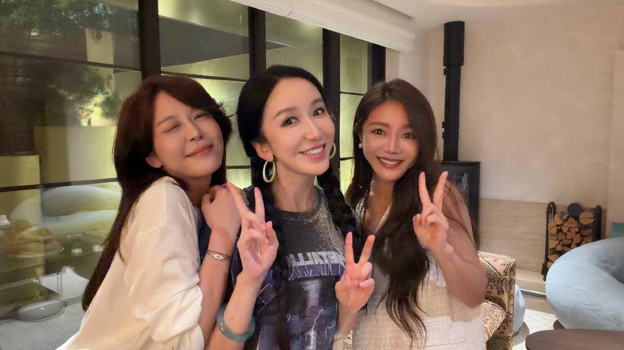 “爱情公寓三美”重聚!娄艺潇晒与李金铭邓家佳聚会照:“姐妹来家里聚会,好开心”封面图