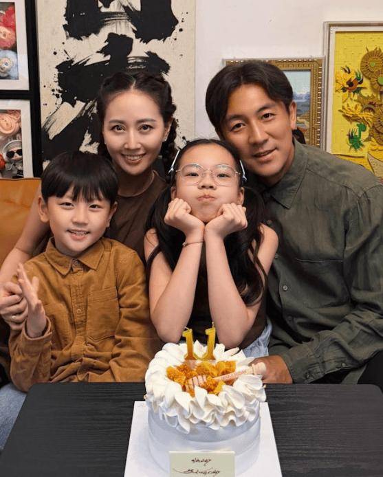 TVB视帝谭俊彦儿子9岁生日，五官神复制爷爷狄龙！品学兼优曾夺普通话比赛冠军封面图