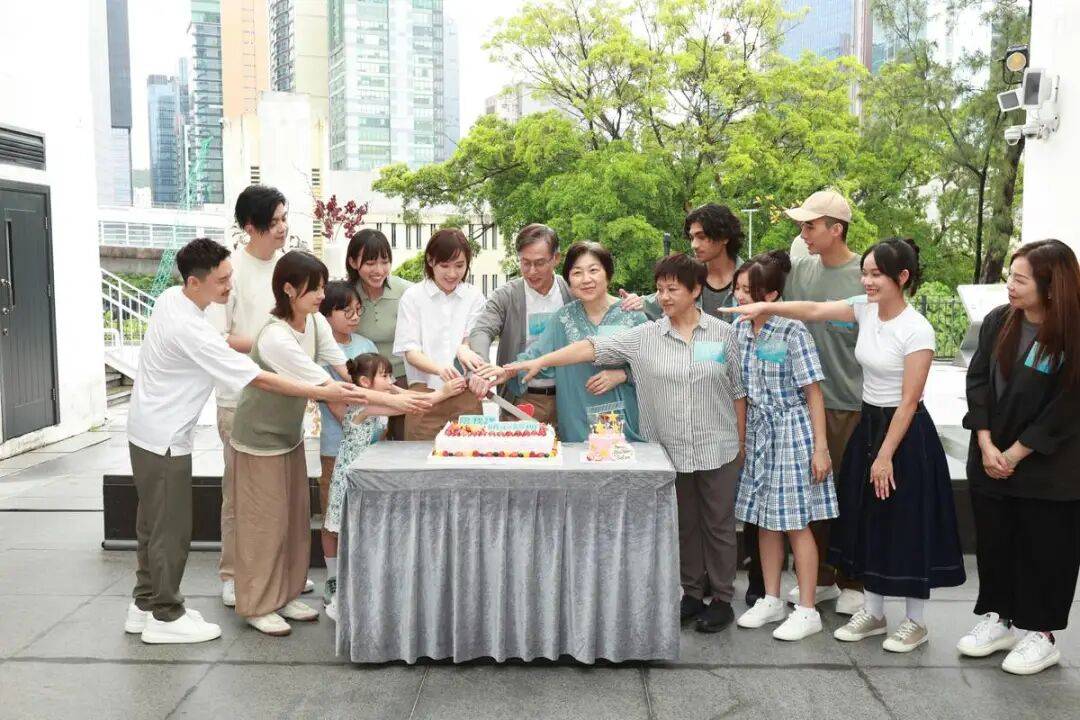 TVB前资深演员陈安莹移居内地，罕见回港拍新剧，是关德兴的契女封面图