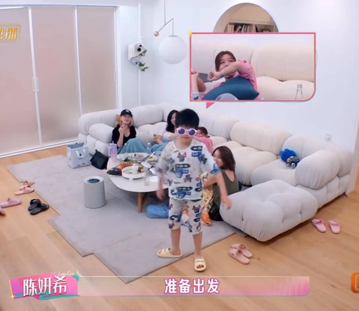 陈妍希9岁儿子“小星星”在综艺中出镜，离婚后首次在综艺中让儿子正面曝光封面图