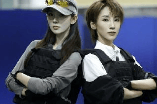 谢楠陈瑶又美又飒被赞警界双花！网友：导演快递警匪剧本封面图