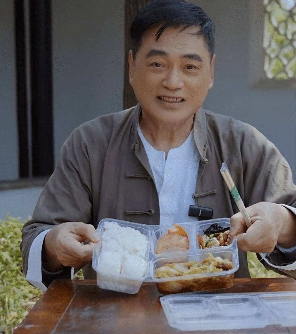 香港知名男星相隔一年有戏拍，盒饭吃得津津有味，女婿是TVB视帝封面图