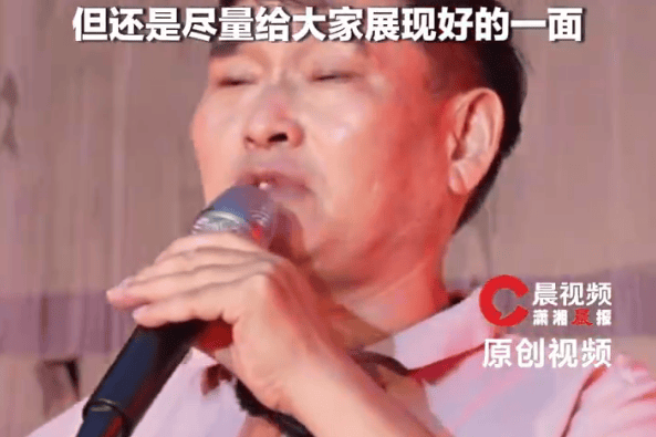 “大衣哥”朱之文上台前不吃东西：要遵循“饱吹饿唱”的老规矩封面图