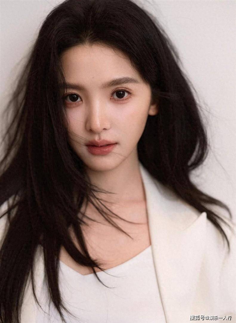 章若楠直播回应被赞美丽：大家卸妆后都差不多，每个人都在精心打造一个形象，这样能不美吗？封面图