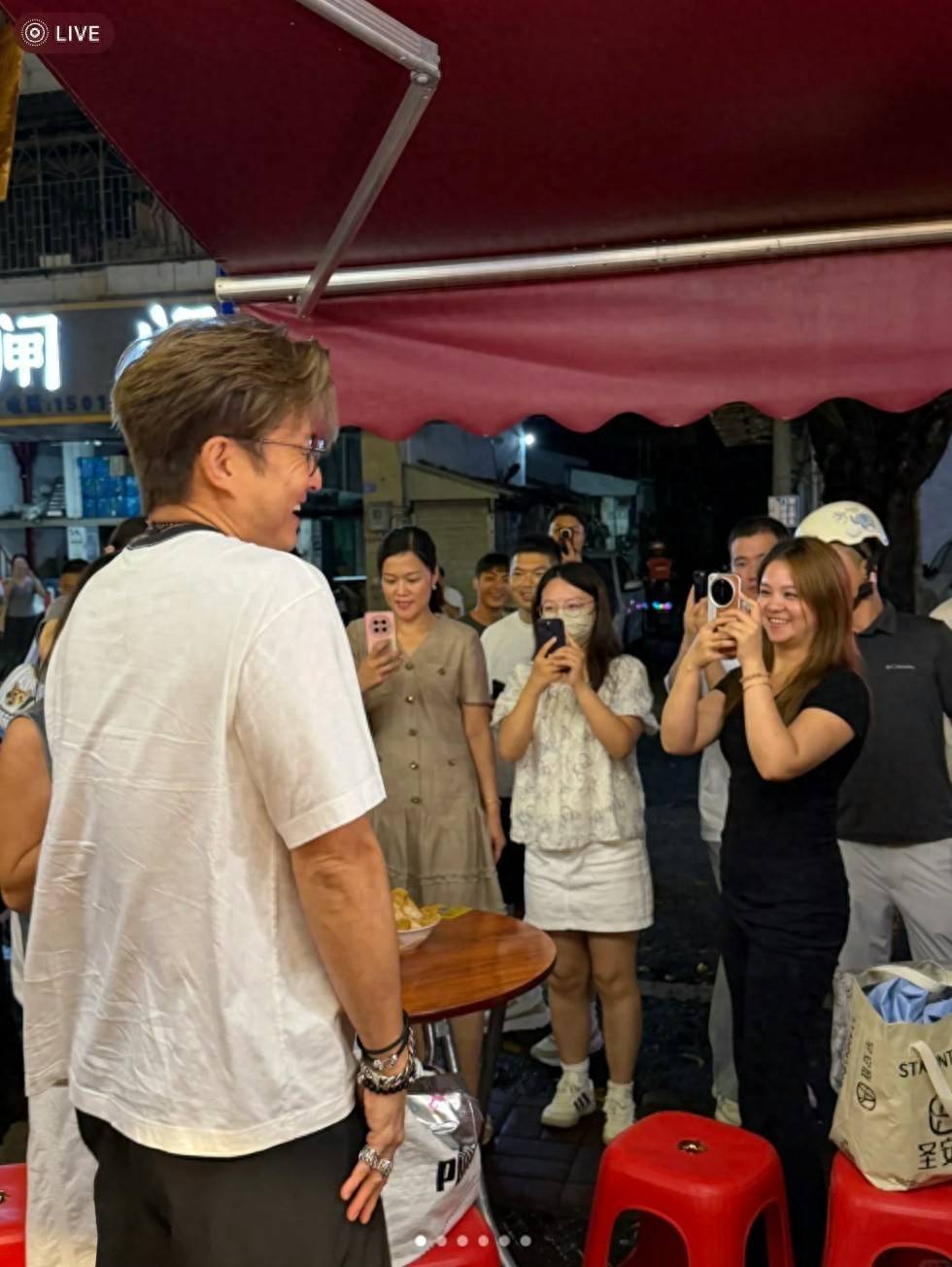 TVB男星北上接大排档工作！拿视帝两年没剧拍，女粉丝围住求合照封面图